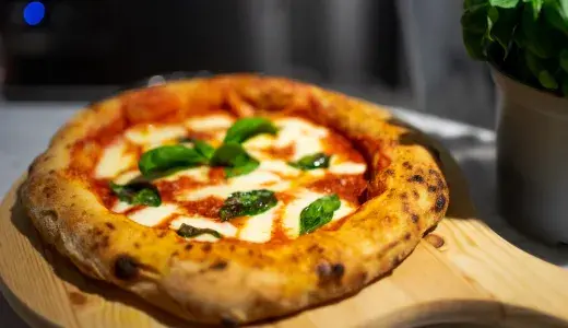 Pizza and gelato cooking class in Milan